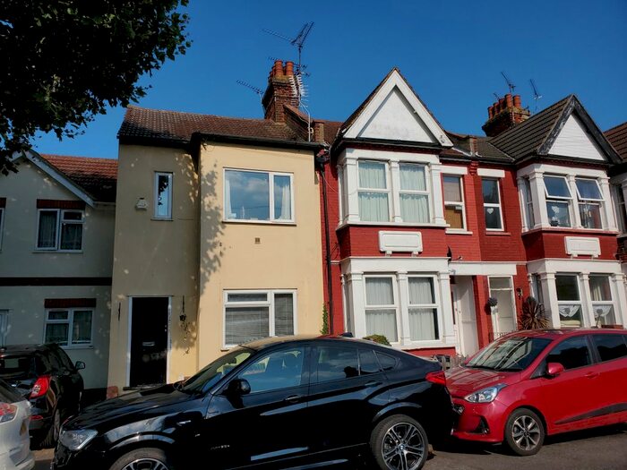 2 Bedroom Flat To Rent In St. Helens Road, Westcliff-On-Sea, Essex, SS0