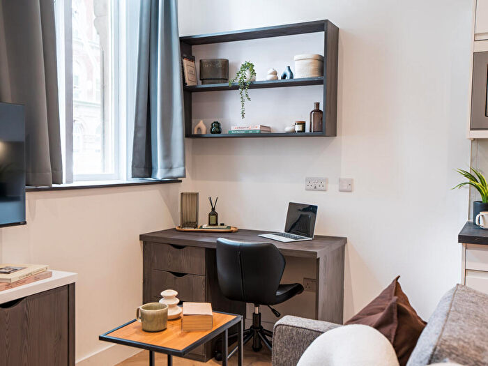 Apartment To Rent In Apt, Churchill House Residence #, LS1