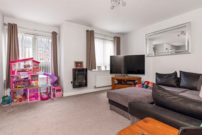 2 Bedroom Flat For Sale In Dale Square, Havant, PO9