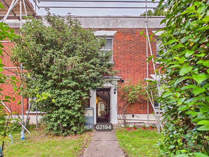 Flat To Rent In Hythe Hill, Colchester, CO1