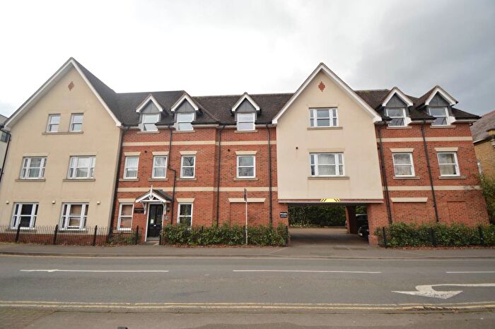 2 Bedroom Flat To Rent In Crouch Oak Lane, Addlestone, KT15