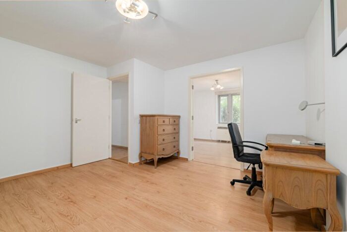 2 Bedroom Apartment To Rent In Blackwall Way, E14