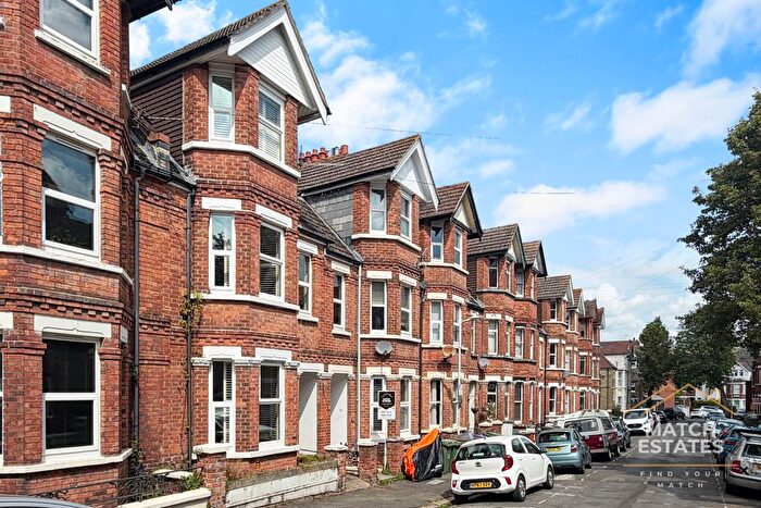 2 Bedroom Flat For Sale In Radnor Park Crescent, Folkestone, Kent, CT19