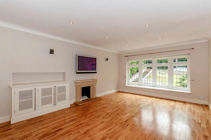 5 Bedroom Detached House For Sale In Courtleas, Cobham, KT11
