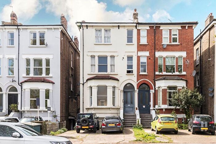 Studio To Rent In The Avenue, London, W13