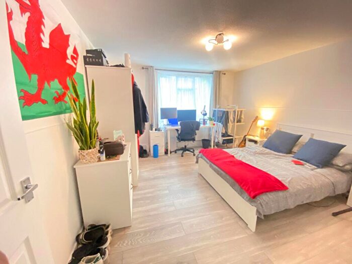 3 Bedroom Apartment To Rent In Ingrave Street, SW11