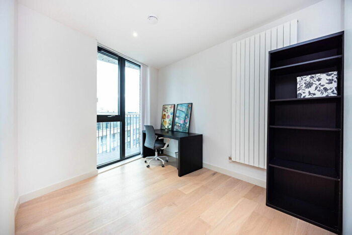 2 Bedroom Apartment For Sale In Starboard Way, London, E16