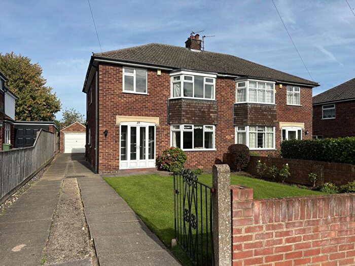 3 Bedroom Semi Detached House For Sale In Grantham Avenue, Scartho, Grimsby, DN33