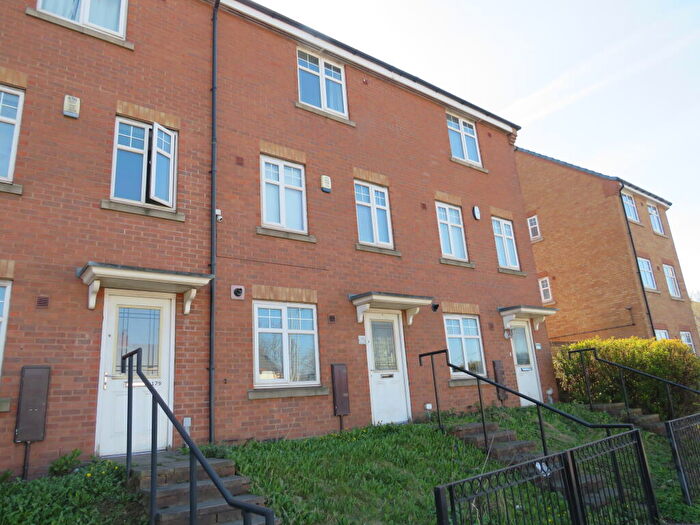 4 Bedroom House To Rent In Birmingham Road, Oldbury, B69