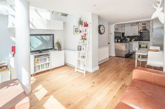 2 Bedroom Flat To Rent In Oaklands Grove, Shepherds Bush, London, W12