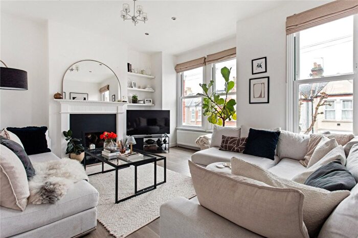 3 Bedroom Flat For Sale In Credenhill Street, London, SW16