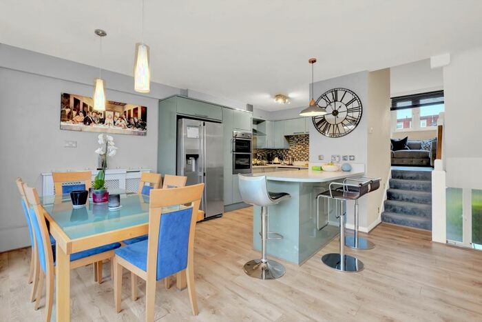 4 Bedroom House To Rent In Ridgemount, Weybridge, KT13