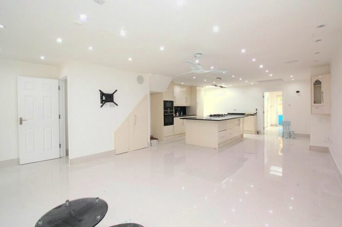 4 Bedroom Semi-Detached House To Rent In St. Davids Drive, Edgware HA8