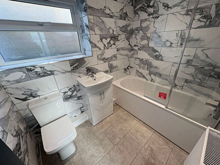 2 Bedroom Flat To Rent In Neath Road, Swansea, SA1