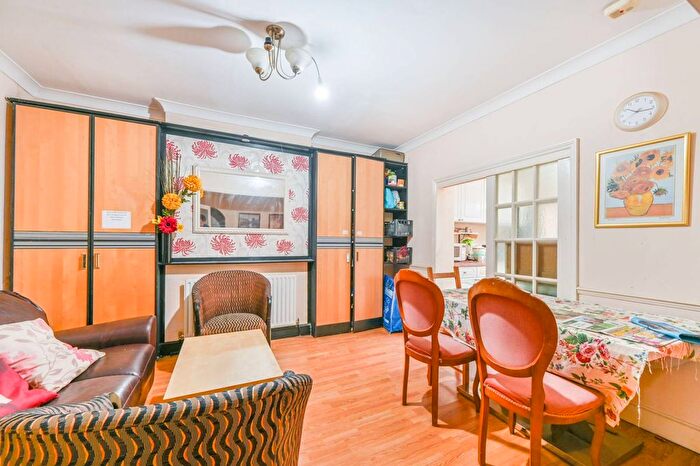 5 Bedroom Semi-detached House For Sale In Orchard Gate, Sudbury, Greenford, UB6