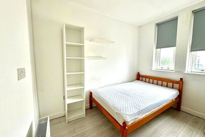 Studio To Rent In Warwick Road, London, SW5