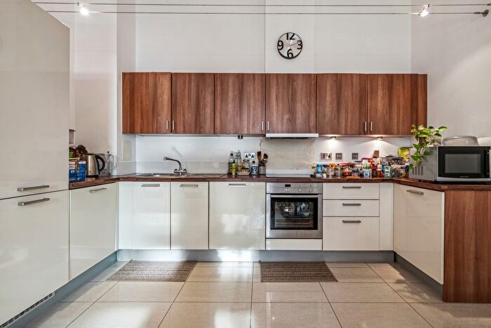 2 Bedroom Flat To Rent In Anthony Court, Larden Road, W3