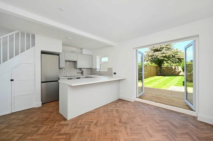 3 Bedroom Property To Rent In Belvedere Avenue, Lancing, BN15