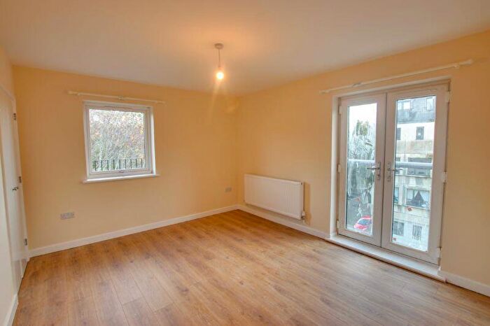 3 Bedroom Flat To Rent In Lower Bristol Road, Bath, BA2