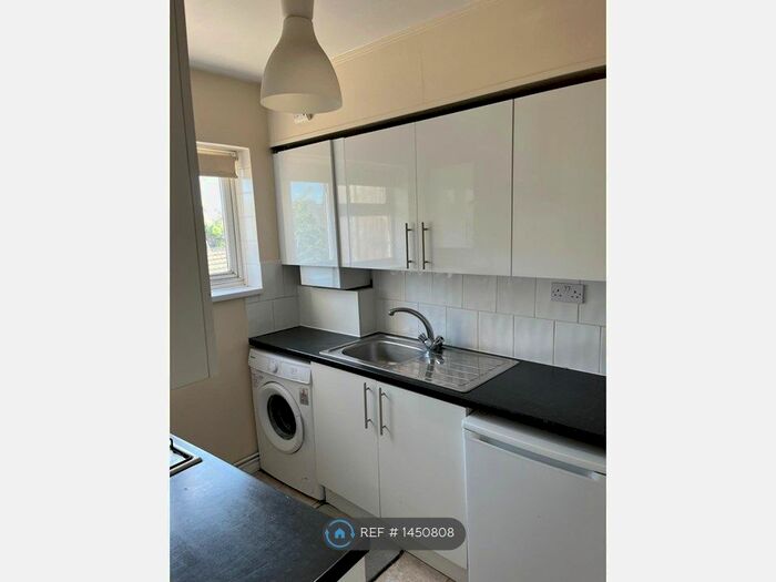 2 Bedroom Flat To Rent In Willow Court, Slough, SL3