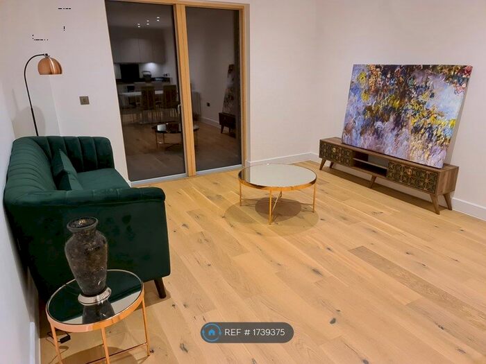 2 Bedroom Flat To Rent In Oak Lodge, Watford, WD18