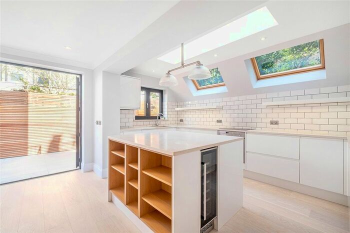 2 Bedroom Flat To Rent In Whittingstall Road, Parsons Green, SW6
