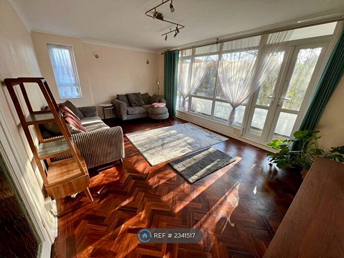2 Bedroom Flat To Rent In Crescent West, Enfield, EN4