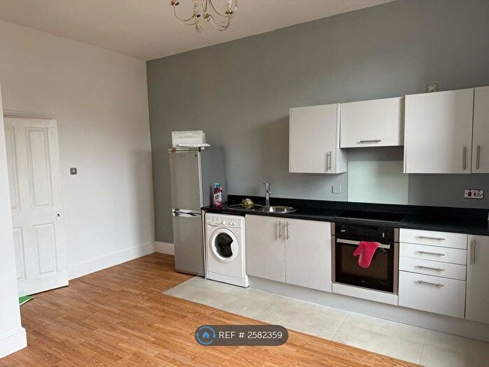 2 Bedroom Flat To Rent In Mansfield Rd, Poole, BH14