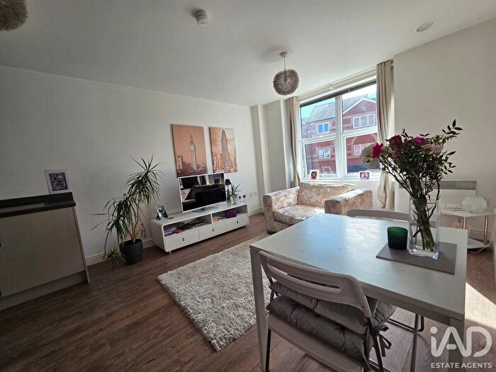 1 Bedroom Flat For Sale In Woodside Park, Rugby, CV21