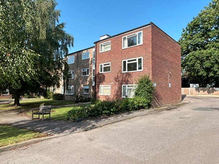 2 Bedroom Flat For Sale In London Road, Leigh-On-Sea, Essex, SS9