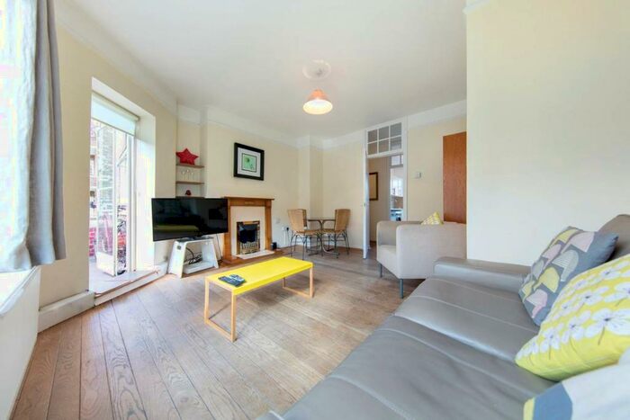 2 Bedroom Flat To Rent In Balham Hill, Balham, London, SW12