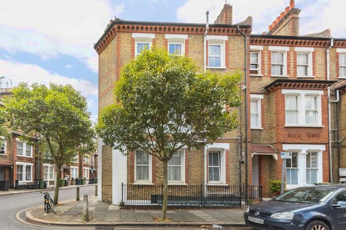 2 Bedroom Flat To Rent In Heyford Avenue, SW8