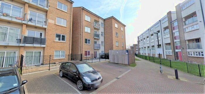 2 Bedroom Flat To Rent In Gateway Court, Convent Way, Southall, Greater London, UB2