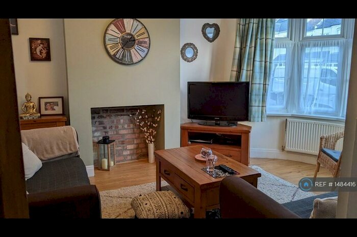 3 Bedroom Terraced House To Rent In Cotswold Gardens, Ilford, IG2