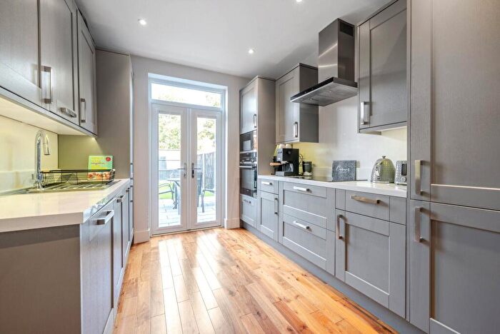 2 Bedroom Maisonette To Rent In Auckland Road, Kingston Upon Thames, KT1