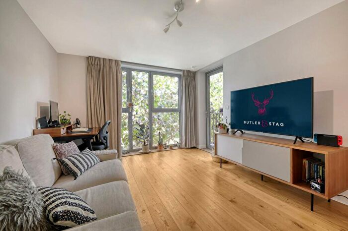 2 Bedroom Apartment To Rent In Fulneck Place, Stepney Green, E1