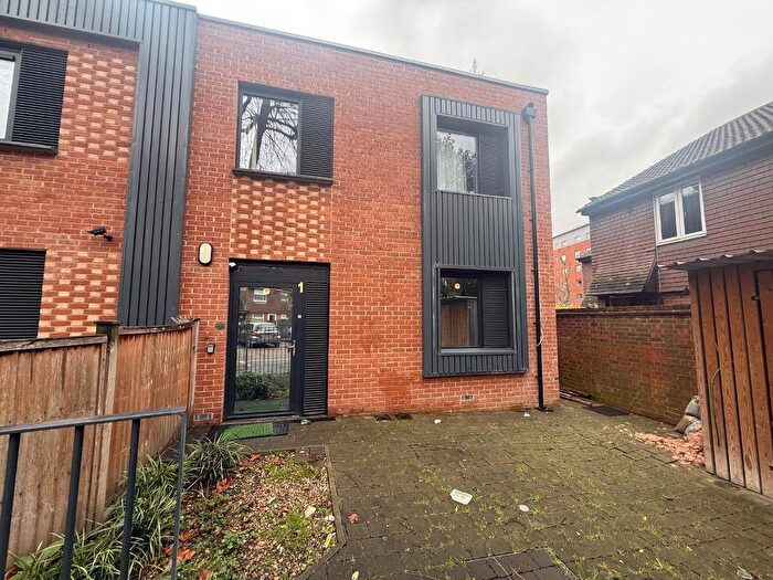 3 Bedroom Maisonette For Sale In Rotherhithe New Road, London, SE16