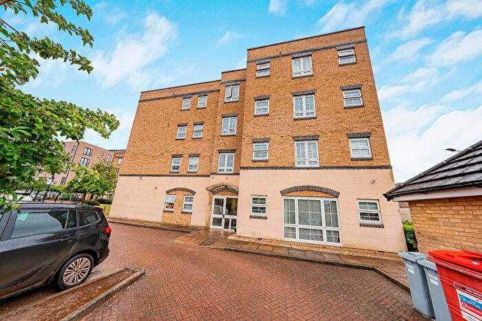 2 Bedroom Flat For Sale In Holyhead Mews, Cippenham, Slough, SL1
