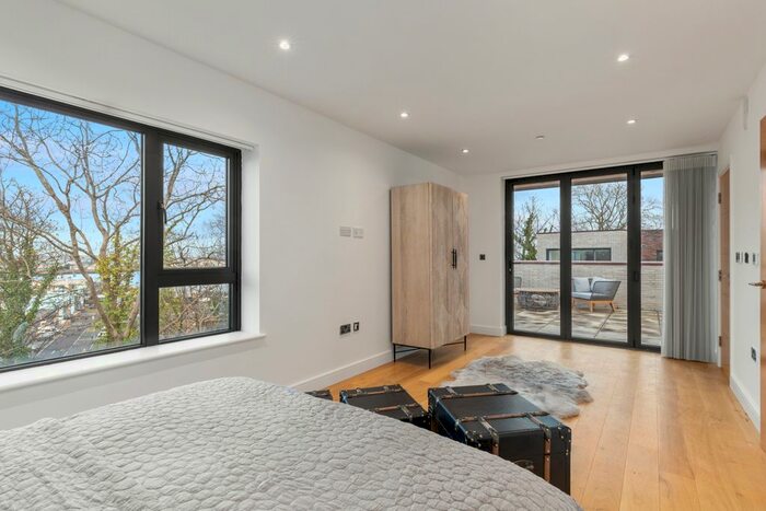 2 Bedroom Semi-Detached House To Rent In Saville Road, London, E16