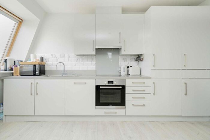 1 Bedroom Flat For Sale In High Road, Whetstone, N20