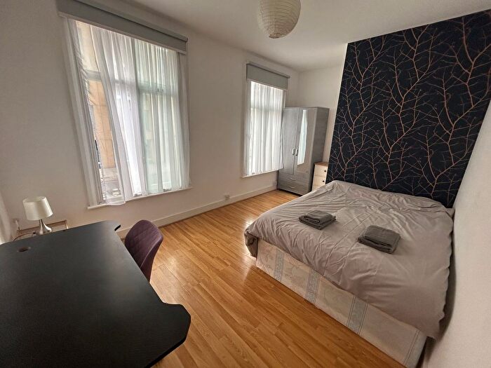 4 Bedroom Flat To Rent In Vauxhall Bridge Road, London, SW1V