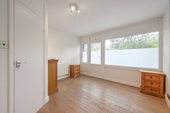 2 Bedroom Flat To Rent In Hindmarsh Close, Shadwell, London, E1