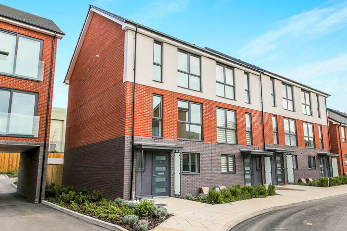 4 Bedroom Semi-Detached House To Rent In Greenham Avenue, Reading, RG2