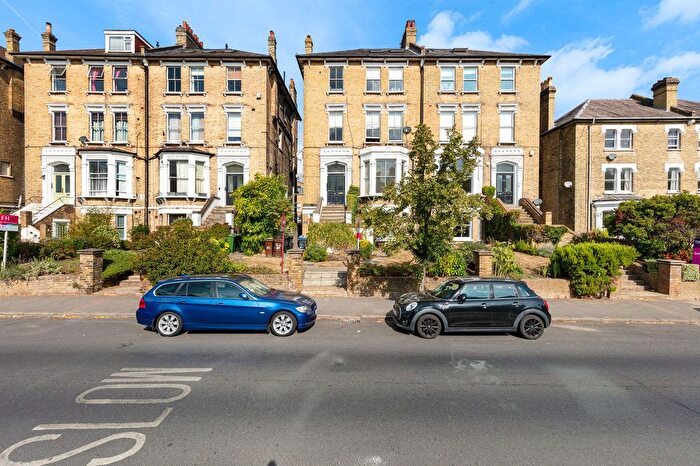 2 Bedroom Flat For Sale In Thicket Road, London, SE20