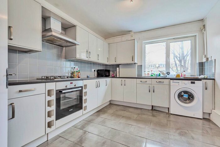 3 Bedroom Flat To Rent In Sidney Road, Brixton, London, SW9