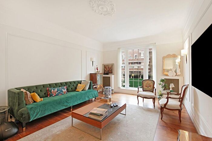 4 Bedroom Flat To Rent In Berkeley Court, Marylebone Road, NW1