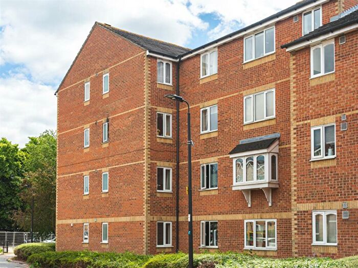 2 Bedroom Flat To Rent In Linwood Crescent, Enfield, EN1