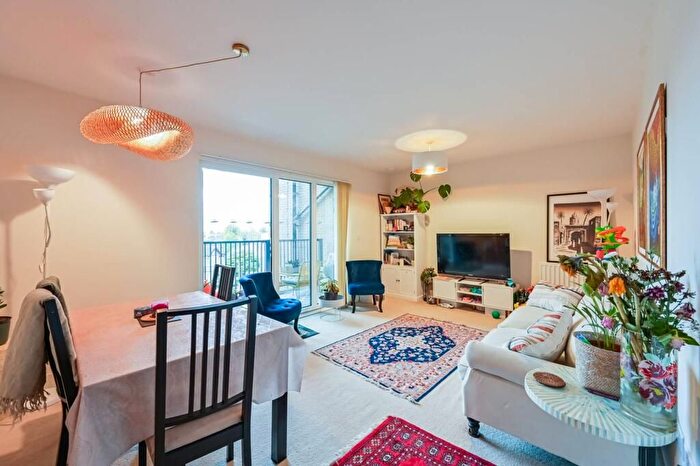 3 Bedroom Flat To Rent In Clarence Avenue, Gants Hill, IG2