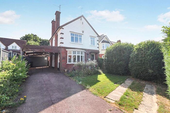 3 Bedroom Detached House For Sale In Wellingborough Road, Rushden, NN10