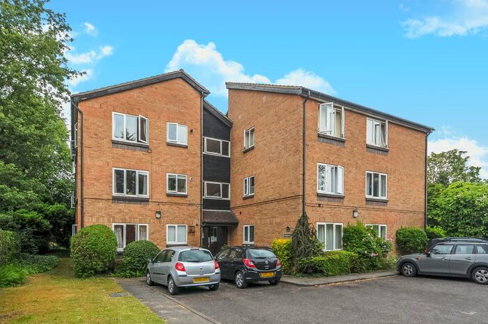 1 Bedroom Flat To Rent In Surbiton Hill Park, Surbiton, KT5